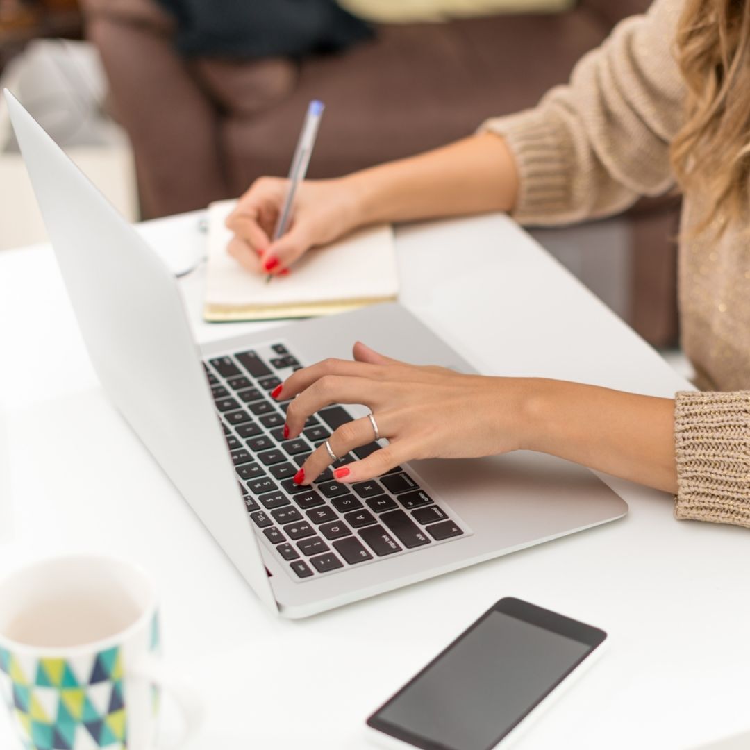 Frau am Laptop für Webdesign für Therapeuten
